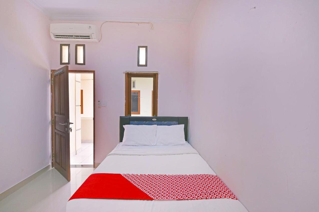 Oyo 91445 Sandat Guest House Denpasar  Luaran gambar